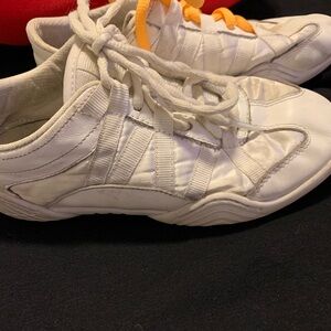 Girls Infinity Evolution Leather Satin Cheer Shoes.  Size 4 but fits like size 2